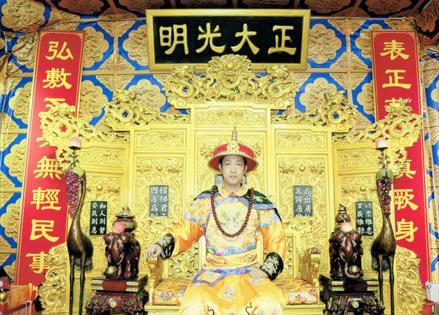 北京の天壇にて為政者の衣装を着て記念撮影をする水谷さん